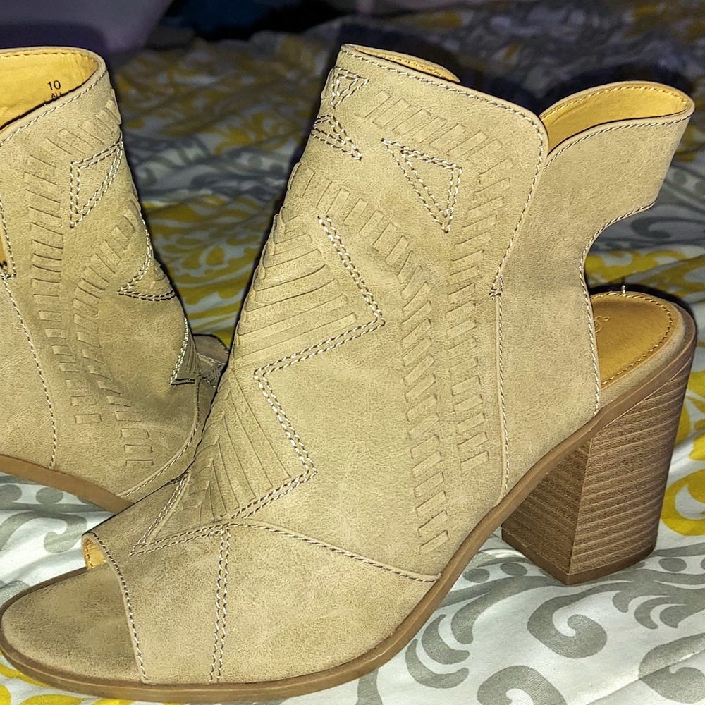 Universal Thread Beige Open Toe Med Heel Edwina Booties 10
